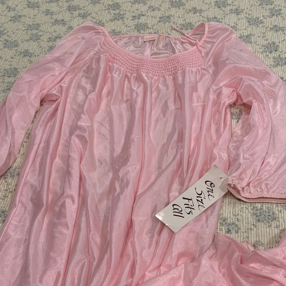 Katy Pink smocked Women’s long Nightgown NEW With tags One Size fits all Beauty